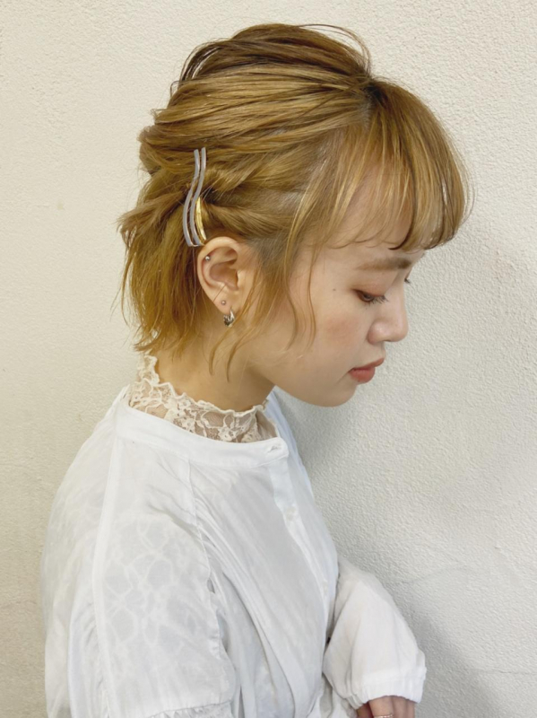 【ショートヘア女性必見】明日からできるアイロンを使った簡単アレンジ3選｜ショートヘアー
