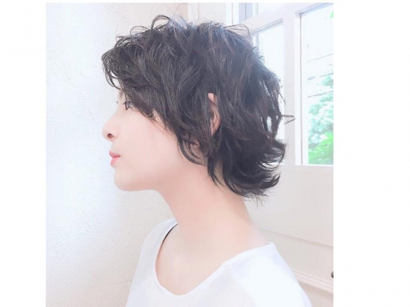 ショートヘアでつくる可愛いくせ毛風の巻き方