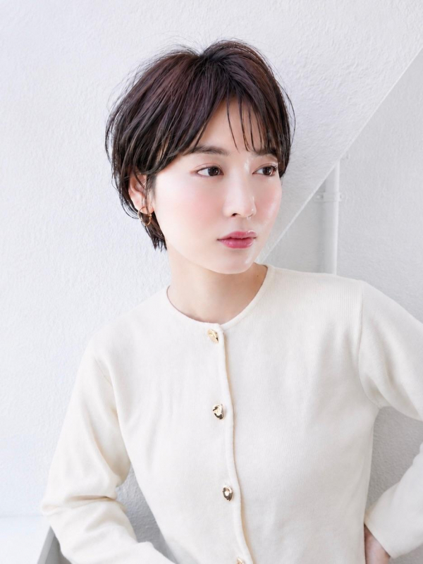 前髪あり耳掛けのショートヘアシースルーバング